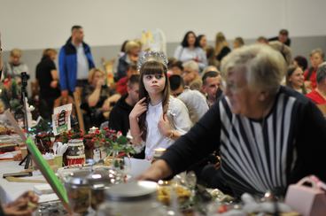 „Z tradycją i ze smakiem” w Ostrówku. Stoiska odwiedziły dziesiątki mieszkańców regionu